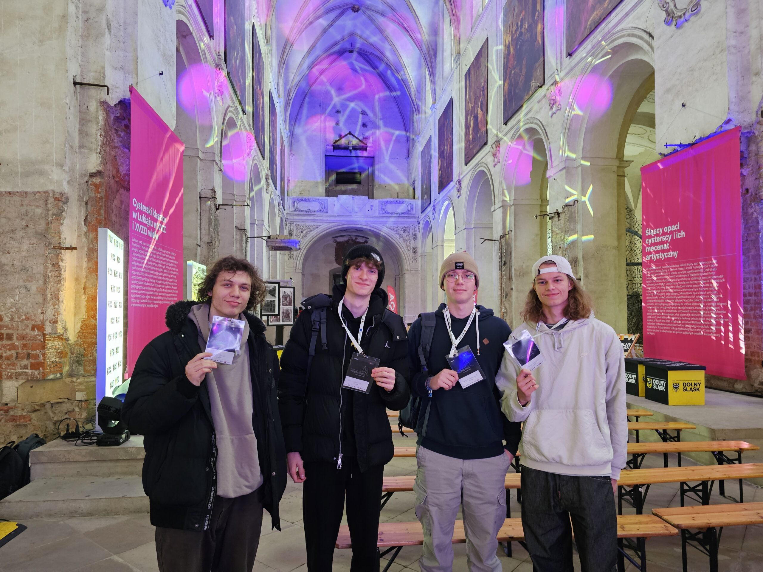 Młodzi piloci dronów z Wrocławia z sukcesami w Lubiążu!