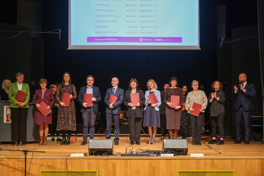 Wicedyrektor Elżbieta Ilska i pani Anna Bukowska-Jasków z Nagrodą Prezydenta Wrocławia za Zasługi dla Edukacji